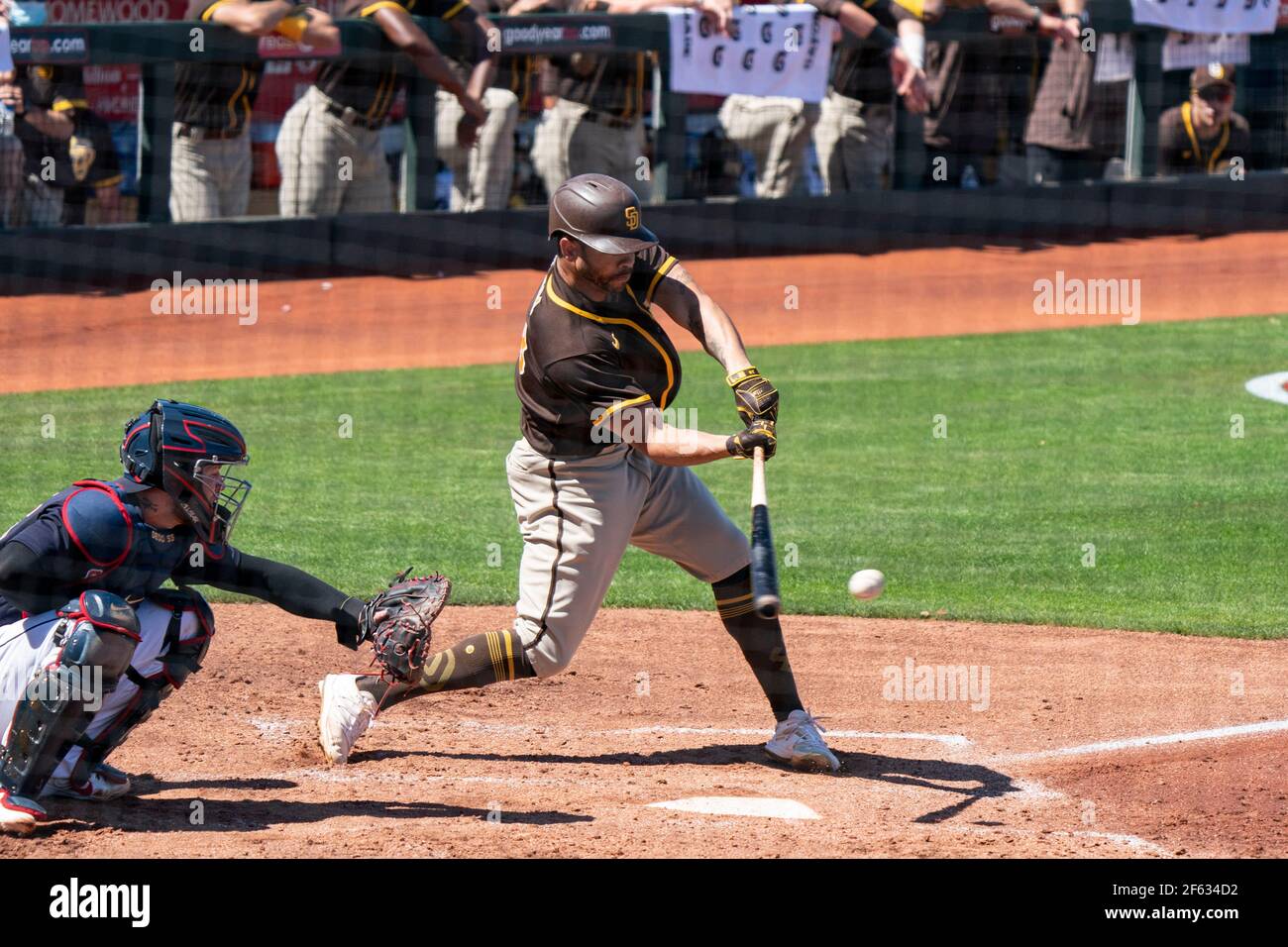 San Diego Padres links Feldspieler Tommy Pham (28) Fledermäuse während eines Frühjahrstraining Spiel gegen die Cleveland Indianer, Sonntag, März 28, 2021, in Phoenix, AZ Stockfoto