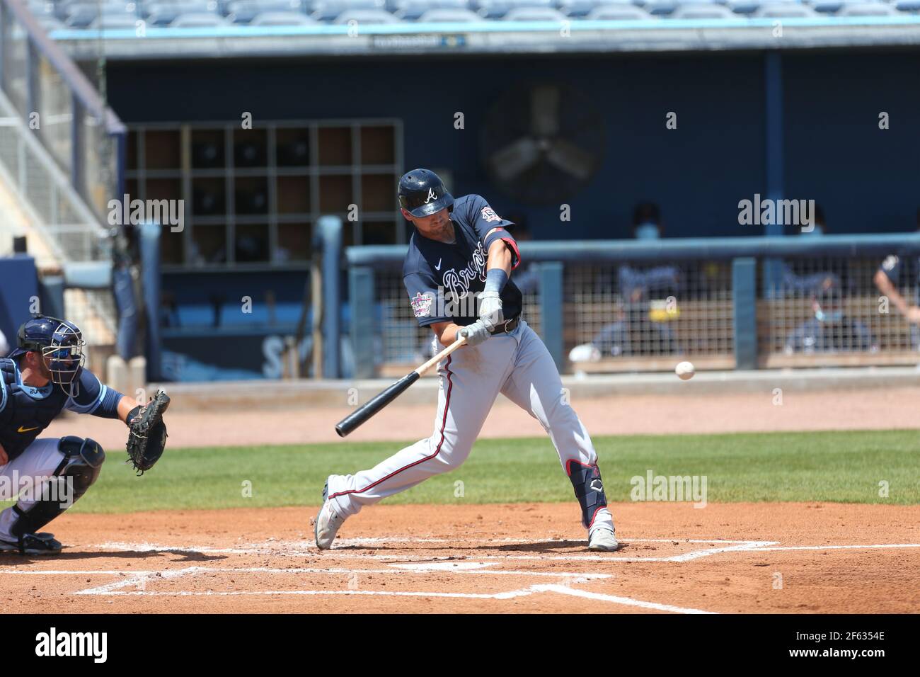 Sonntag, 28. März 2021 Port Charlotte: Der Atlanta Braves-Catcher Alex Jackson (12) schwingt und schlägt den Ball während eines Baseballspiels im Charlotte Sports Park. Die Rays schlugen die Braves 16-5 in neun Innings. (Kim Hukari/Bild des Sports) Stockfoto
