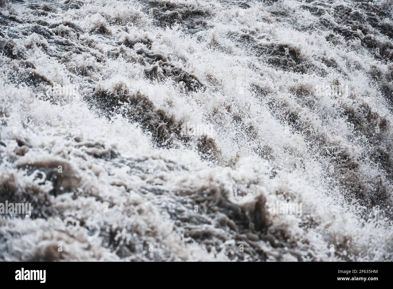 Nahaufnahme des Wasserfalls bei Island Stockfoto