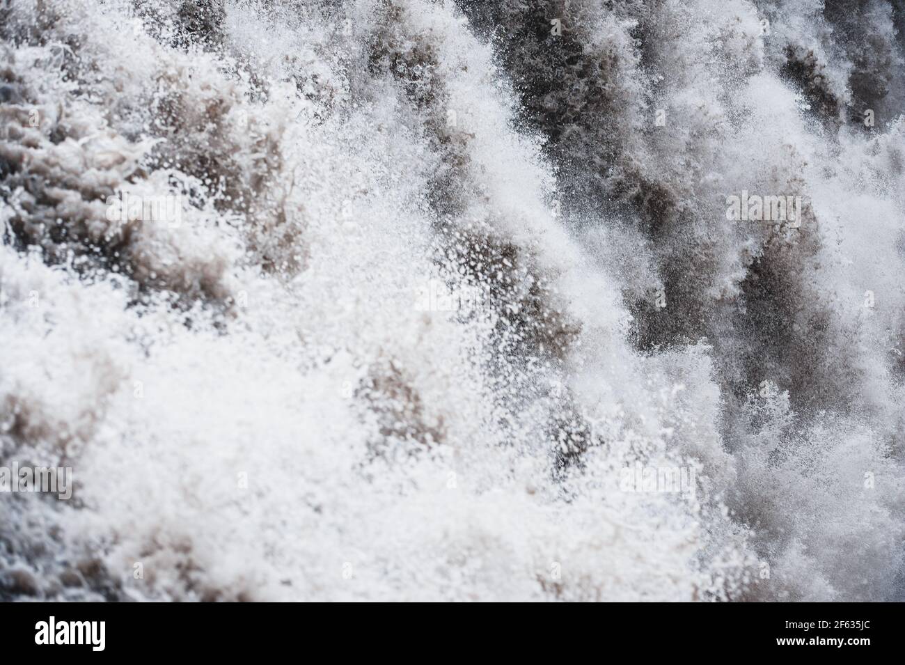Nahaufnahme des Wasserfalls bei Island Stockfoto