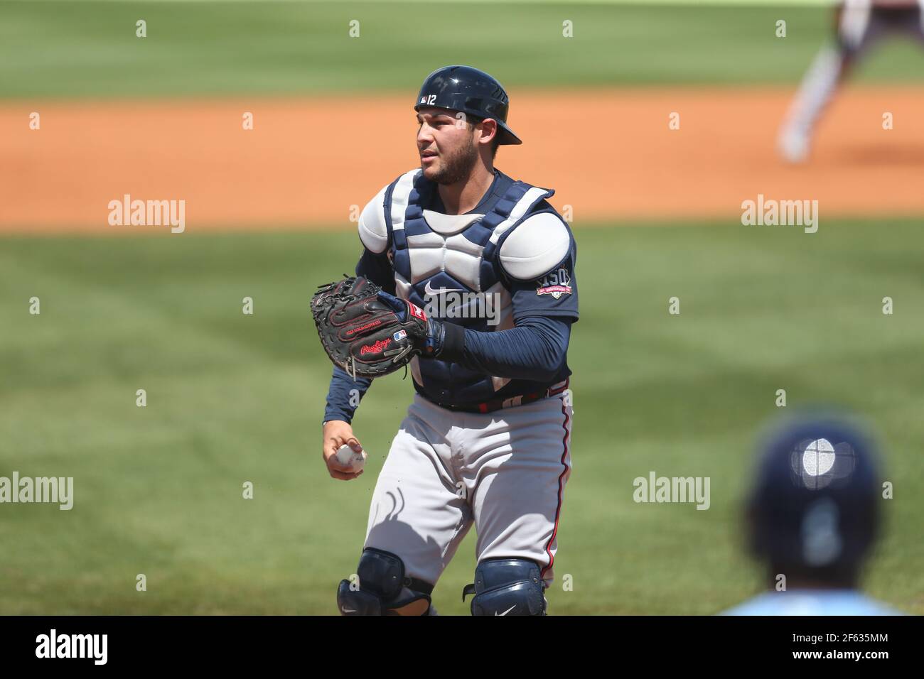Sonntag, 28. März 2021 Port Charlotte: Atlanta Braves-Catcher Alex Jackson (12) überprüft die Läufer während eines Baseballspiels im Charlotte Sports Park. Die Rays schlugen die Braves 16-5 in neun Innings. (Kim Hukari/Bild des Sports) Stockfoto
