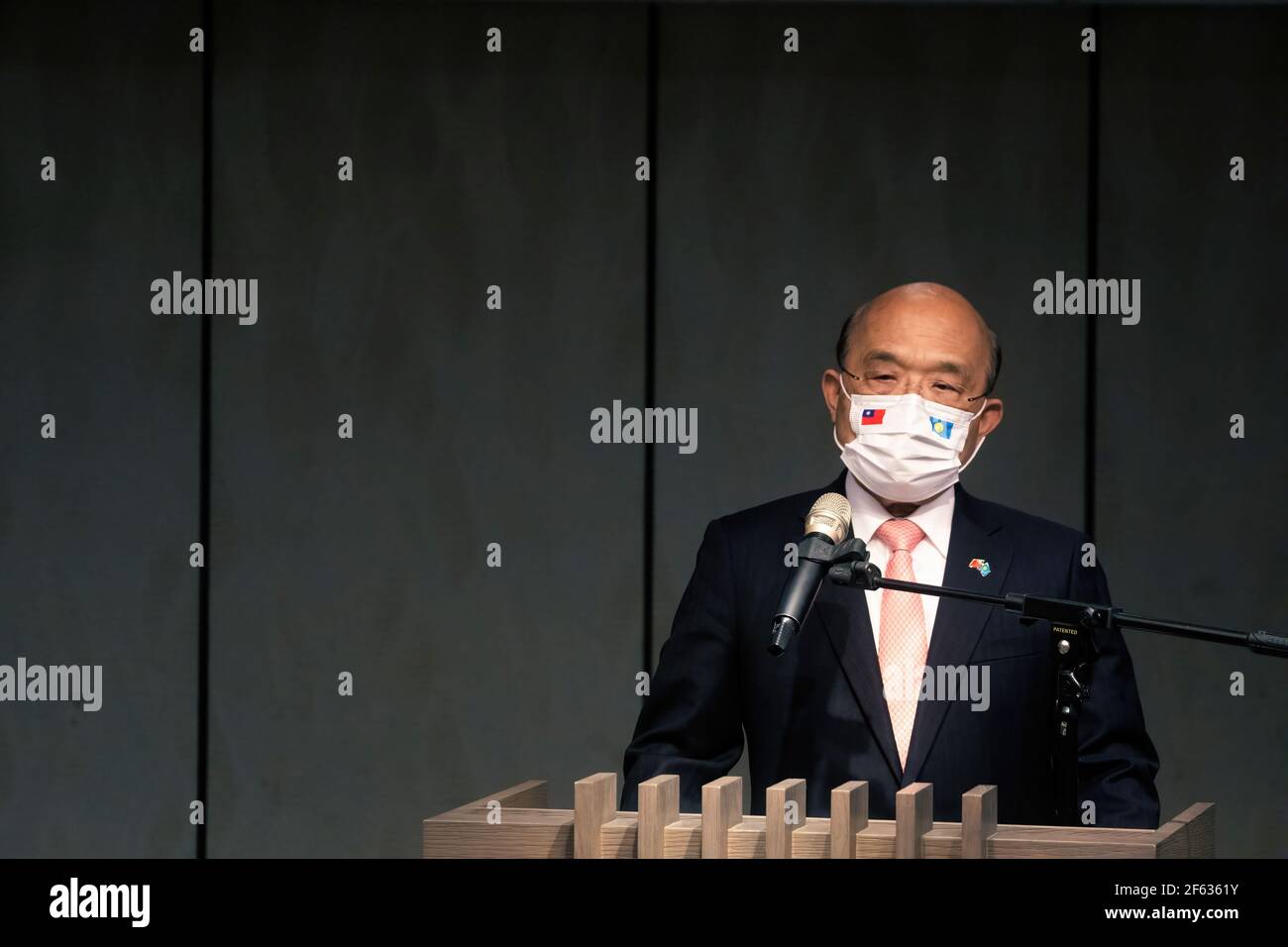 Premier Su Tseng-chang spricht während einer Pressekonferenz vor dem Abendessen in Taipei. Taiwans Premier Su Tseng-chang empfängt Präsident Surangel Whipps Jr. und seine Delegation bei einer Pressekonferenz vor dem Abendessen in Taipei. Palau Präsident Surangel Whipps Jr. kam in Taiwan Sonntag, um eine Palau-Taiwan "Reise Blase" zwischen zwei ‘Covid-Safe’ Destinationen zu initiieren. Stockfoto