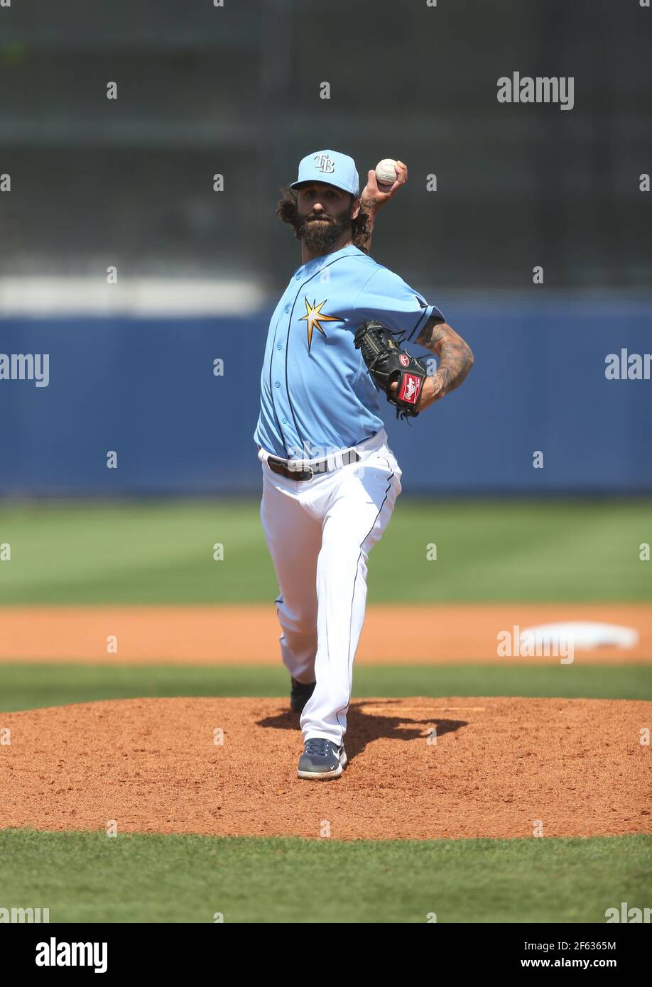 Sonntag, 28. März 2021 Port Charlotte: Tampa Bay Rays Relief Pitcher Chaz Roe (50) liefert einen Platz während eines Baseballspiels im Frühjahr im Charlotte Sports Park. Die Rays schlugen die Braves 16-5 in neun Innings. (Kim Hukari/Bild des Sports) Stockfoto