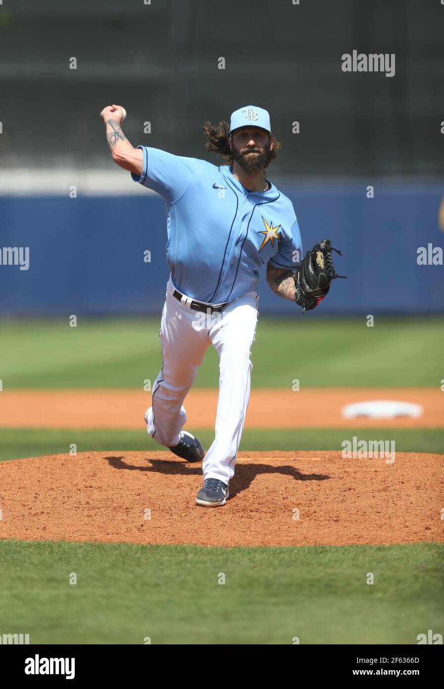 Sonntag, 28. März 2021 Port Charlotte: Tampa Bay Rays Relief Pitcher Chaz Roe (50) liefert einen Platz während eines Baseballspiels im Frühjahr im Charlotte Sports Park. Die Rays schlugen die Braves 16-5 in neun Innings. (Kim Hukari/Bild des Sports) Stockfoto