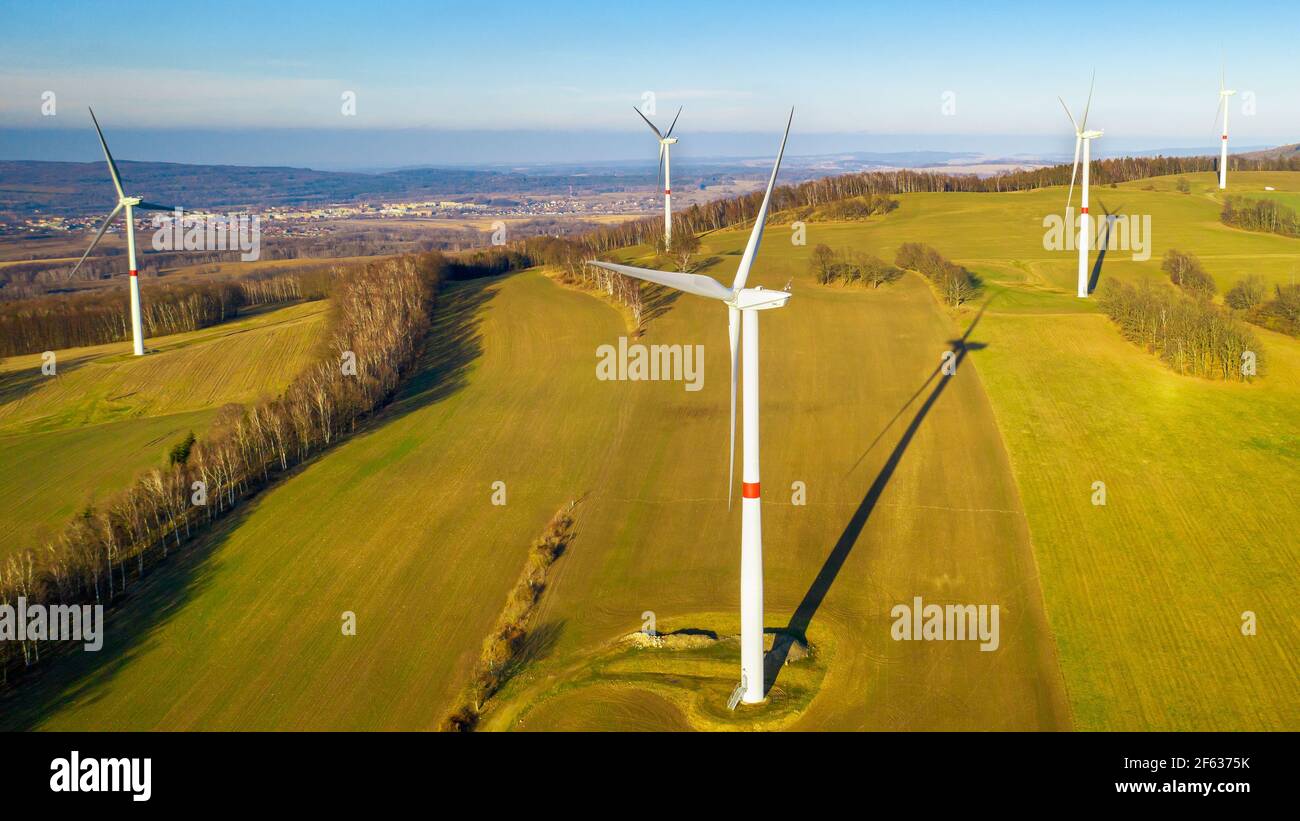 Luftaufnahme der Windmühlen oder Turbinen auf dem Feld. Erneuerungsquelle für die Stromerzeugung. Stockfoto