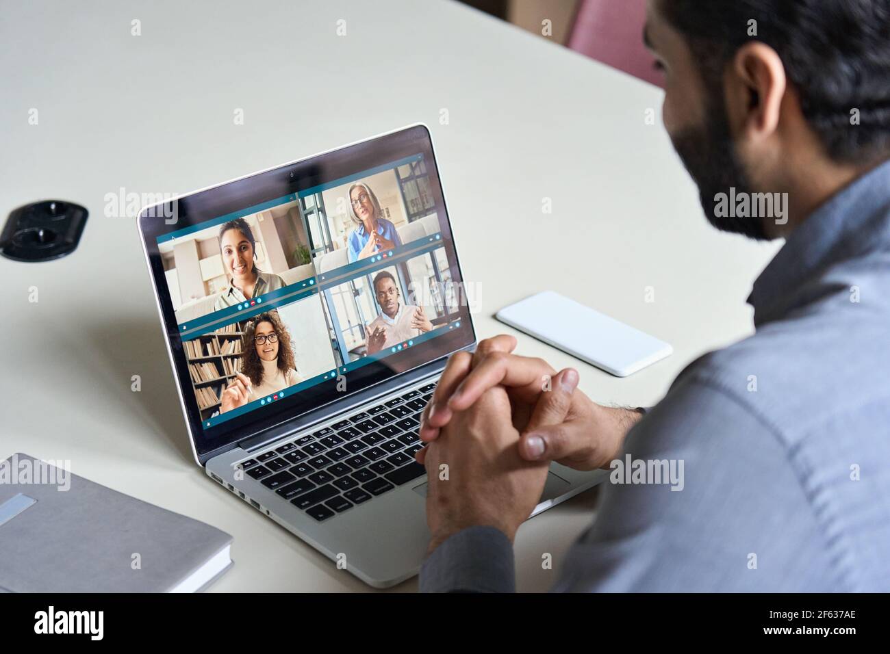 Indische Geschäftsmann mit virtuellen Team-Meeting auf Video-Telefonkonferenz. Stockfoto