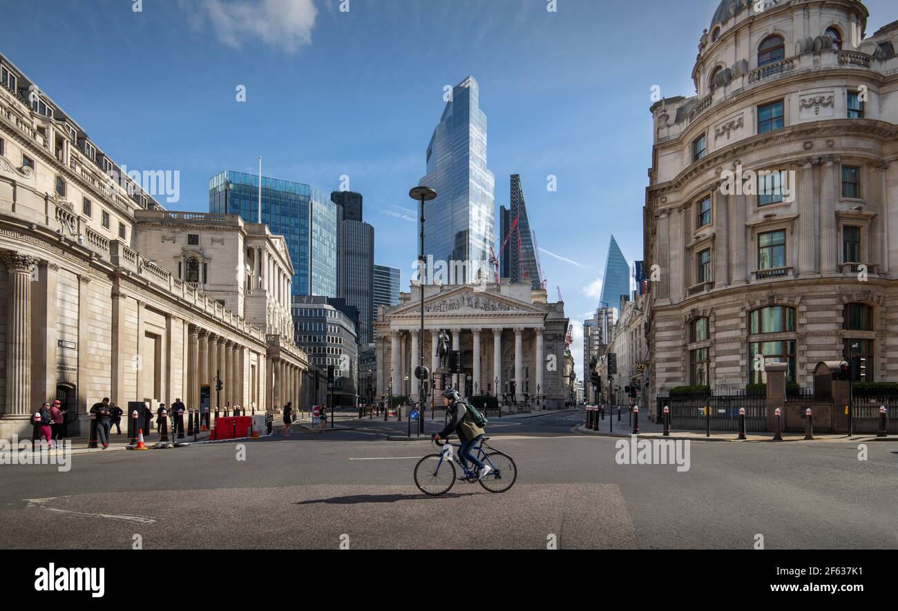 City of London England UK März 2021 Deserted City of London während der Covid 19 Lockdown im Jahr 2021 die Bank Kreuzung mit der Bank of England auf der Stockfoto