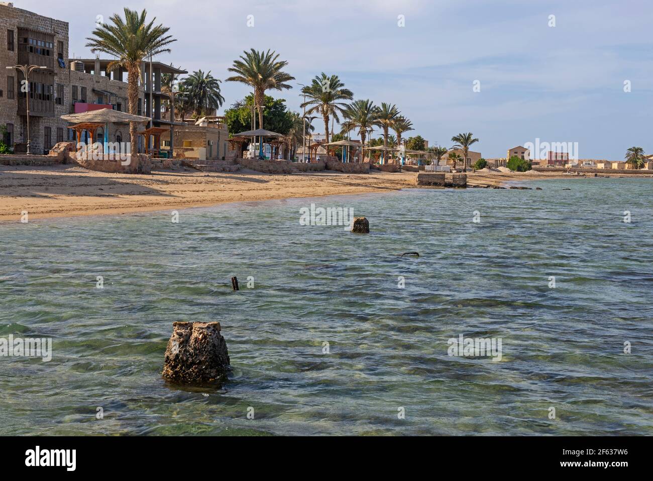 Landschaftsansicht des verlassenen leeren tropischen Strandes an der Küste Resort Stadt in ägypten afrika Stockfoto