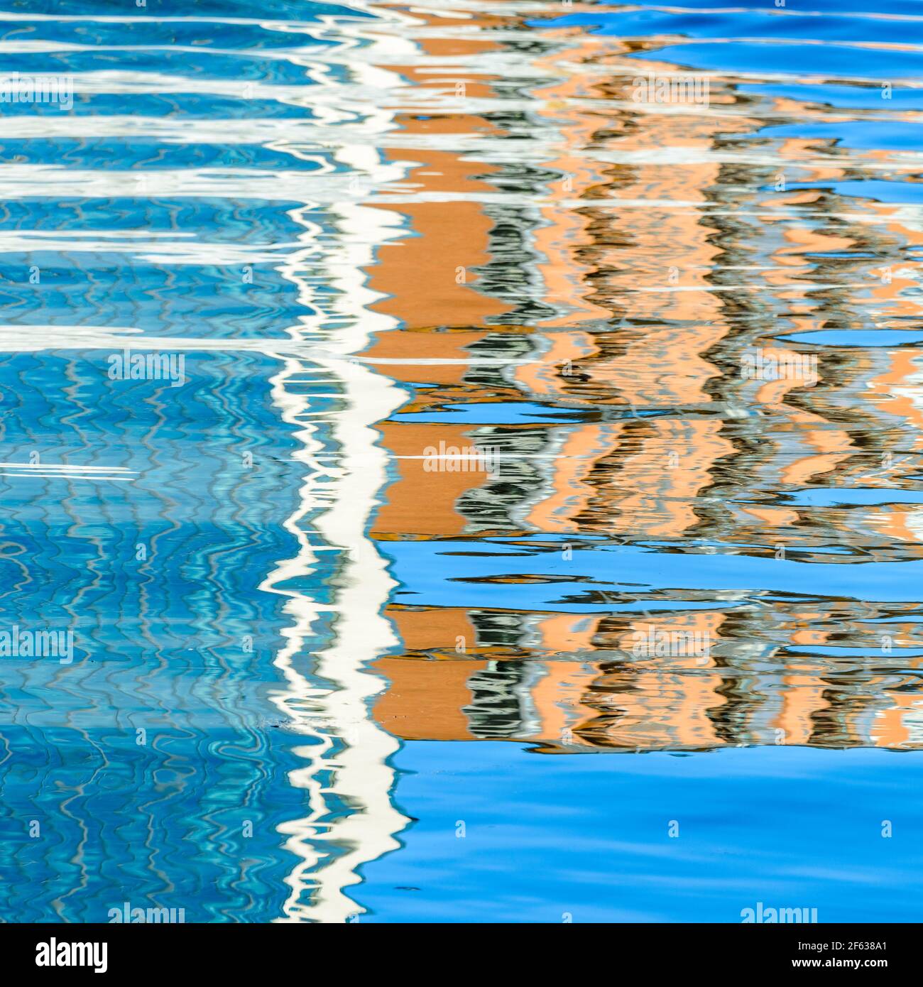 Reflexionen im Wasser der Gebäude Stockfoto Reflexionen im Wasser der Gebäude Stockfoto