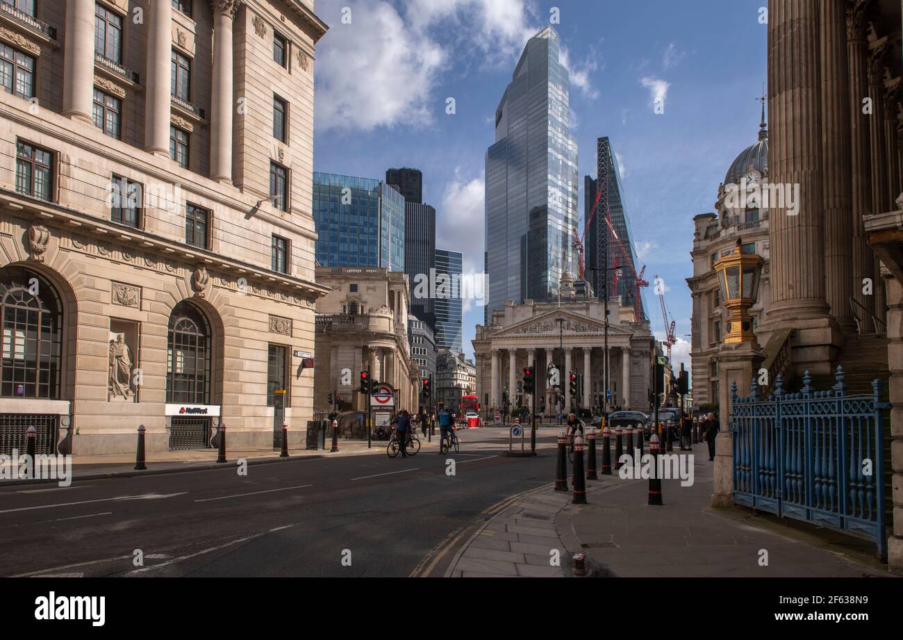 City of London England UK März 2021 Deserted City of London während der Covid 19 Lockdown im Jahr 2021 die Bank Kreuzung mit der Bank of England auf der Stockfoto