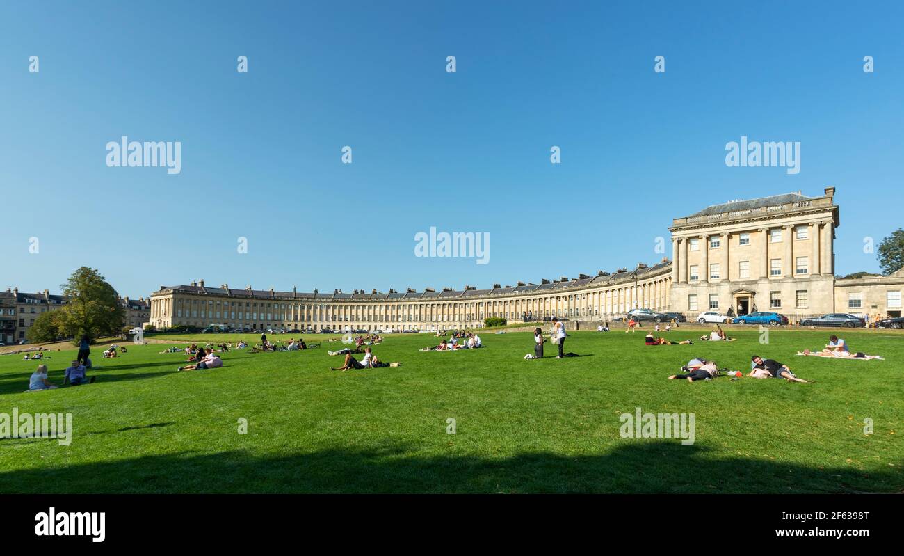 The Royal Crescent mit öffentlichem Parkbereich im Vordergrund, Bath, Somerset, England, Großbritannien, Europa Stockfoto