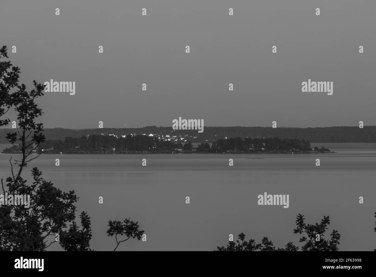 Erstaunliche Schönheit Sonnenuntergang auf Ostsee auf Hintergrund. Schwarz und Weiß. Schöne Sommer Natur Hintergründe. Schweden. Stockfoto