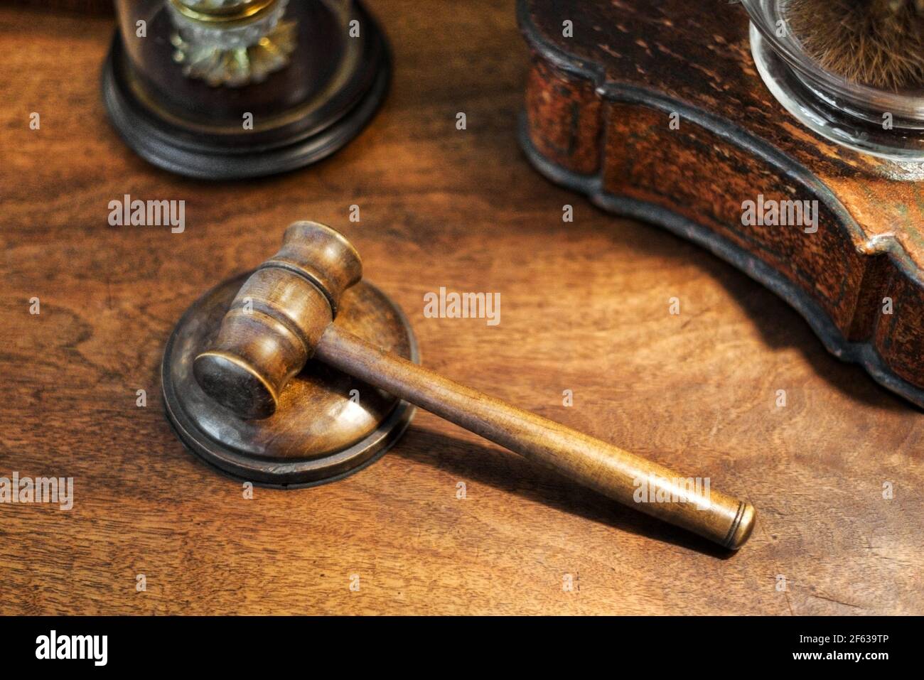 Kleine hölzerne Richter gavel auf einem Schreibtisch in einem hohen Winkel Ansicht Konzept von Verbrechen, Recht und Ordnung, Verurteilung, Gericht oder eine Auktion Stockfoto