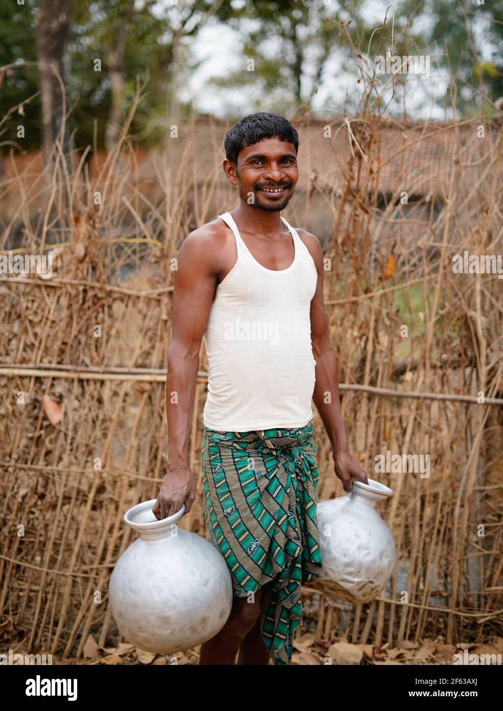 Porträt eines armen, aber sehr glücklichen indischen Dorfbewohners. Stockfoto