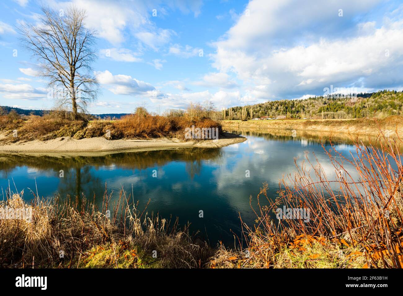Der Snoqualmie River schlängelt sich durch das Snoqualmie Valley Im Westen von Washington State an einem ruhigen Wintertag mit Der Fluss, der eine Kurve umrundet Stockfoto