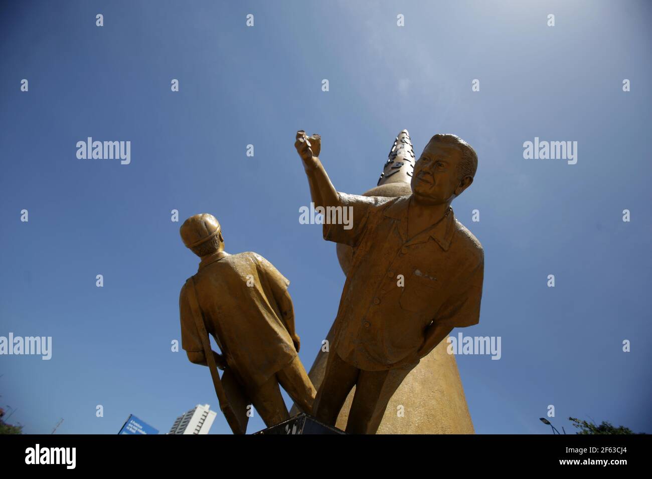 salvador, bahia / brasilien - 19. november 2018: Statue von Jorge Amado und Zelia Gattai ist durch Vandalismus in der Nachbarschaft von Imbui in gestolpert Stockfoto