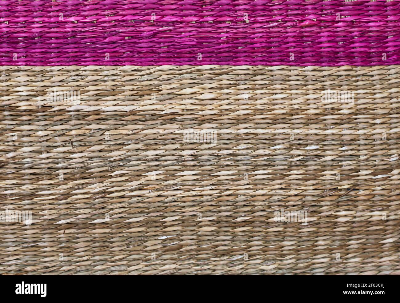 Detail eines Korbkorbes mit einem rosafarbenen Oberteil und Der Rest in natürlicher Farbe Stockfoto