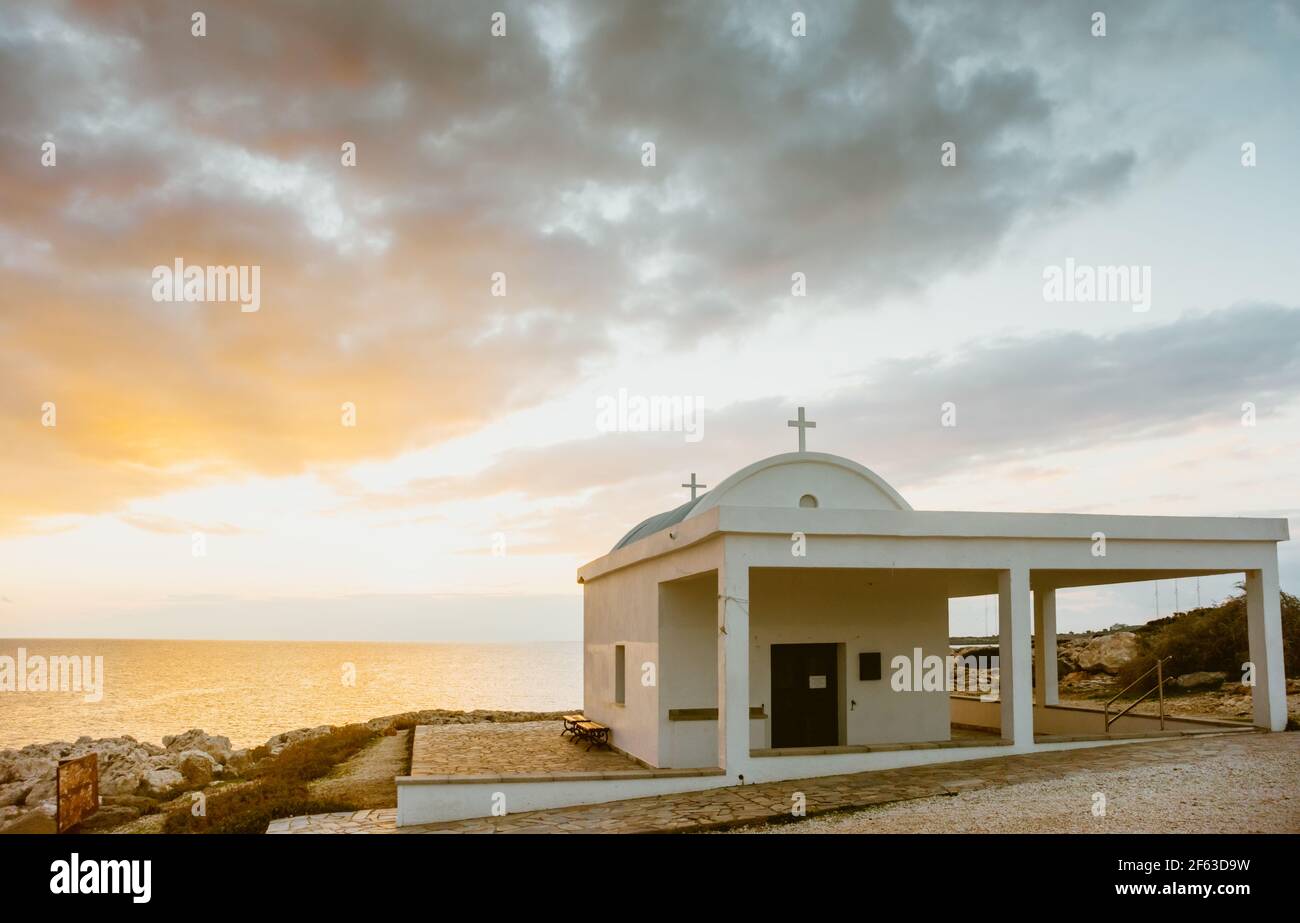 Agioi Anargyroi Kirche am Kap Greco Sonnenaufgang Mittelmeerküste Zypern Stockfoto