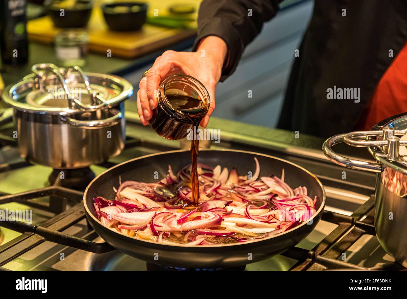 Online-Kochkurs mit Chefkoch Song Lee vom Restaurant Nikkei Nine in Hamburg. Die roten Ponzu Zwiebeln werden mit den typischen japanischen Gewürzzutaten wie Shoyu, Mirin und Reisessig gekocht Stockfoto