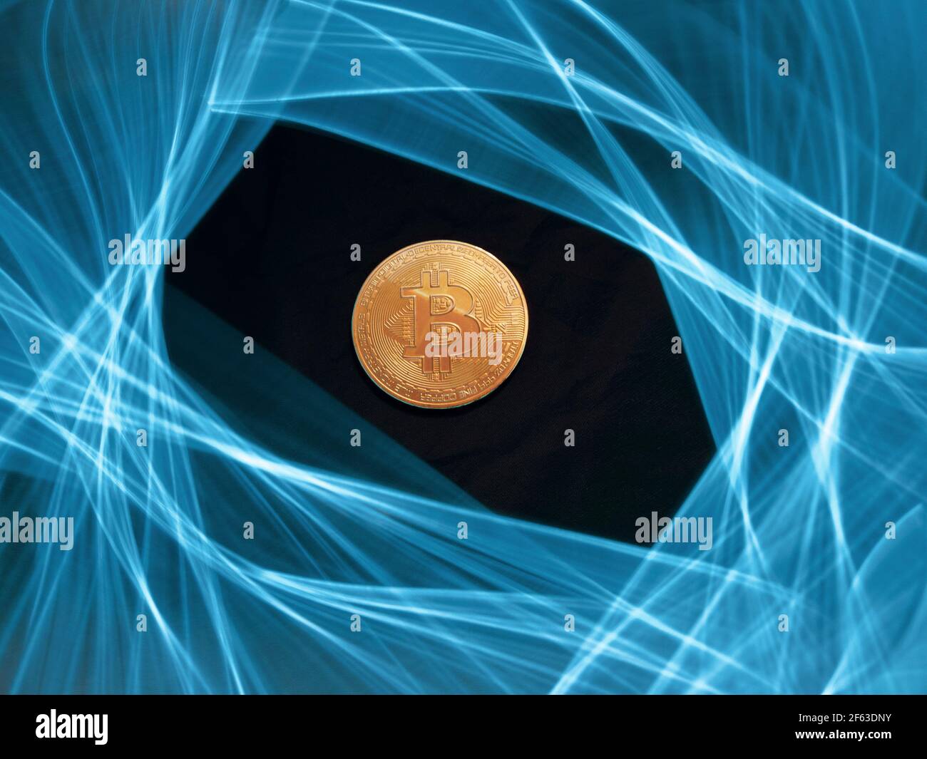 Bitcoin Gold und Cash Lightning Blockchain harte Arbeit Konzeptkunst Stockfoto