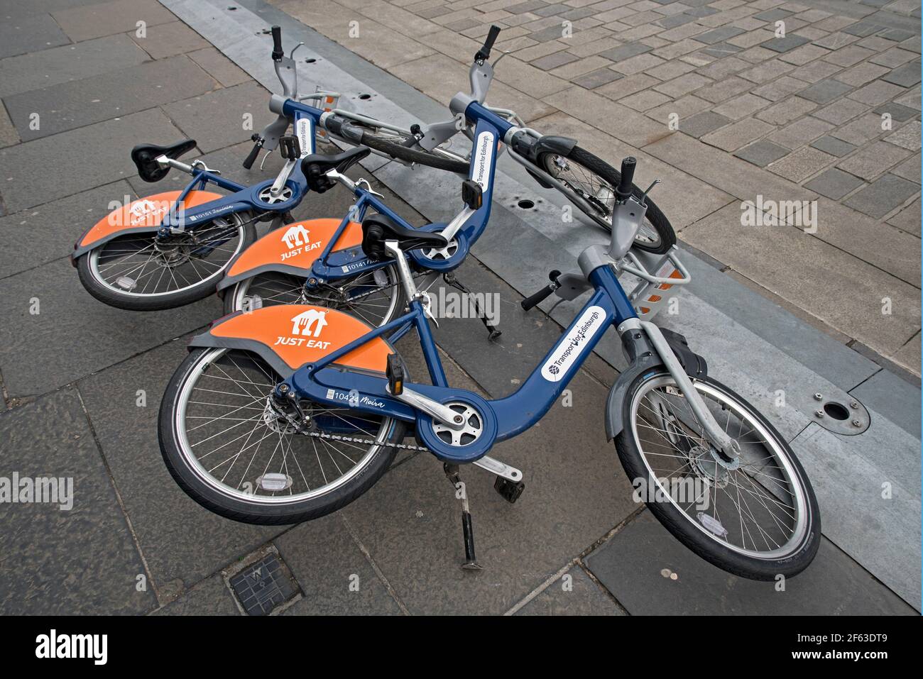 Essen Sie einfach Fahrräder, die durch den Wind in Edinburgh, Schottland, Großbritannien geblasen werden. Stockfoto