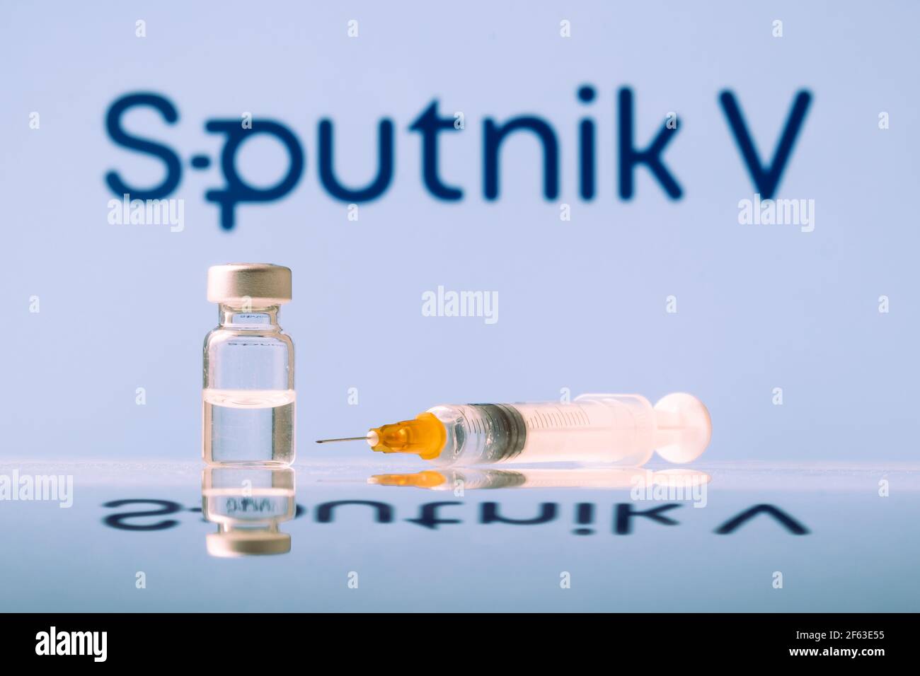 Sputnik V Coronavirus Impfstoffflasche und Spritze mit Logo als Hintergrund. LJUBLJANA, SLOWENIEN: 25. März 2021 Stockfoto