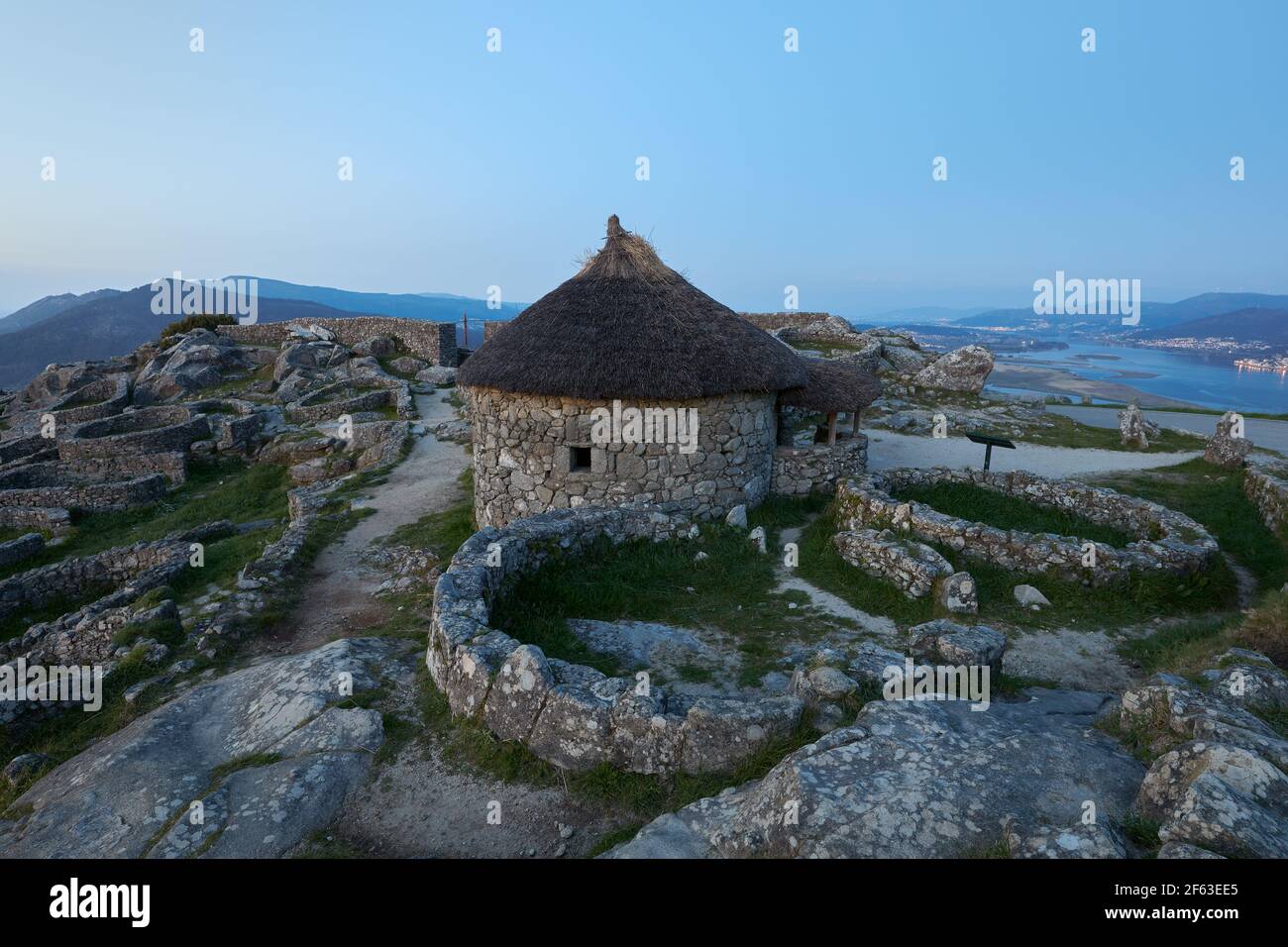 Blick auf ein altes galizisches Haus, das auf dem Berg Santa Tegra in der Gemeinde Galicien, Spanien, umgebaut wurde. Stockfoto