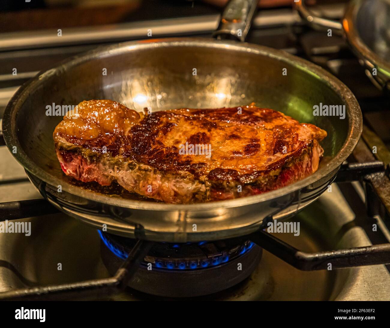 Der Hauptgang ist ein wahres Wildernis Entrecote. Online-Kochkurs mit Chefkoch Song Lee vom Restaurant Nikkei Nine in Hamburg Stockfoto