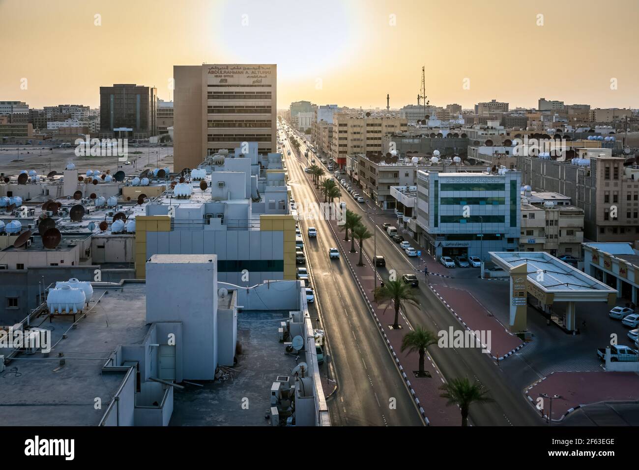 Luftaufnahme der Stadt Dammam Street im Hintergrund bei Sonnenuntergang -Dammam, Saudi-Arabien. 29-März-2021. Stockfoto