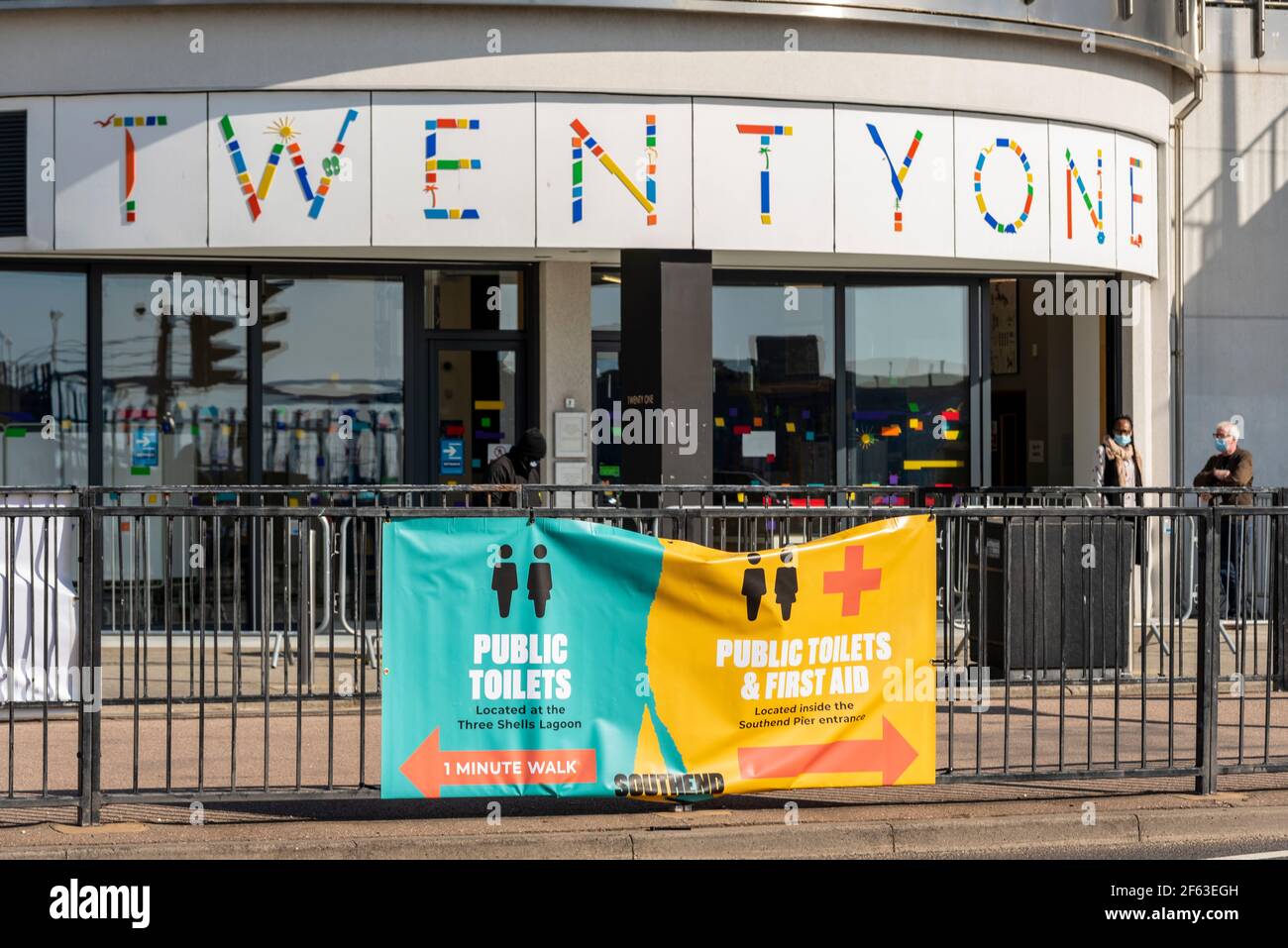 21 in Southend on Sea, Essex, Großbritannien. Ein geschlossenes Café, das als begehbare COVID 19-Prüfstelle genutzt wird Stockfoto