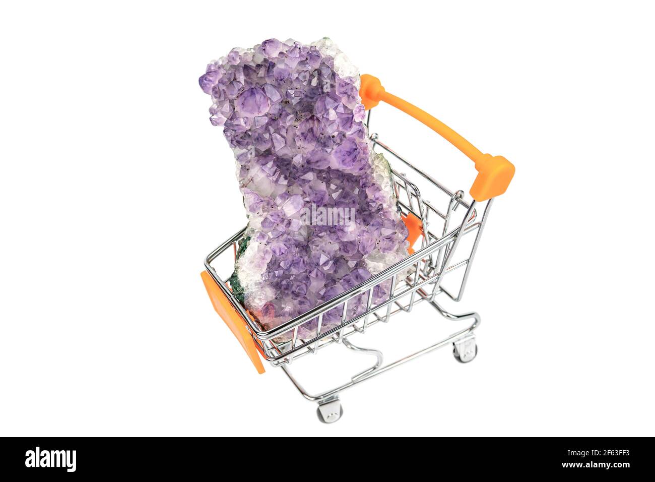 Große einzelne rohe natürliche lila Amethyst Kristall Druse in einem kleinen Einkaufswagen isoliert auf weißem Hintergrund ausgeschnitten. Stockfoto