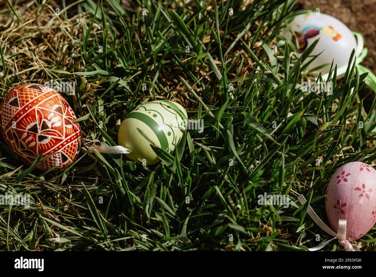 Bunte handbemalte Ostereier. Ostereier im Frühling grünes Gras.Happy Easter.Spring festliche Symbole.Urlaub Stillleben Foto.DIY Handwerk.Osterei Stockfoto