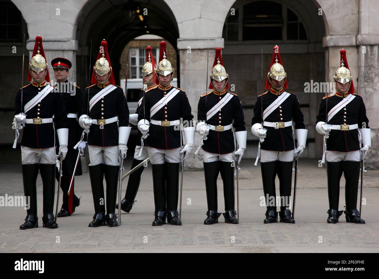 21. April 2011. London, England. Soldaten der Queen's Guard, Blues und Royals Regiment der Household Cavalry Wachwechsel am Horse Guards Arch Stockfoto