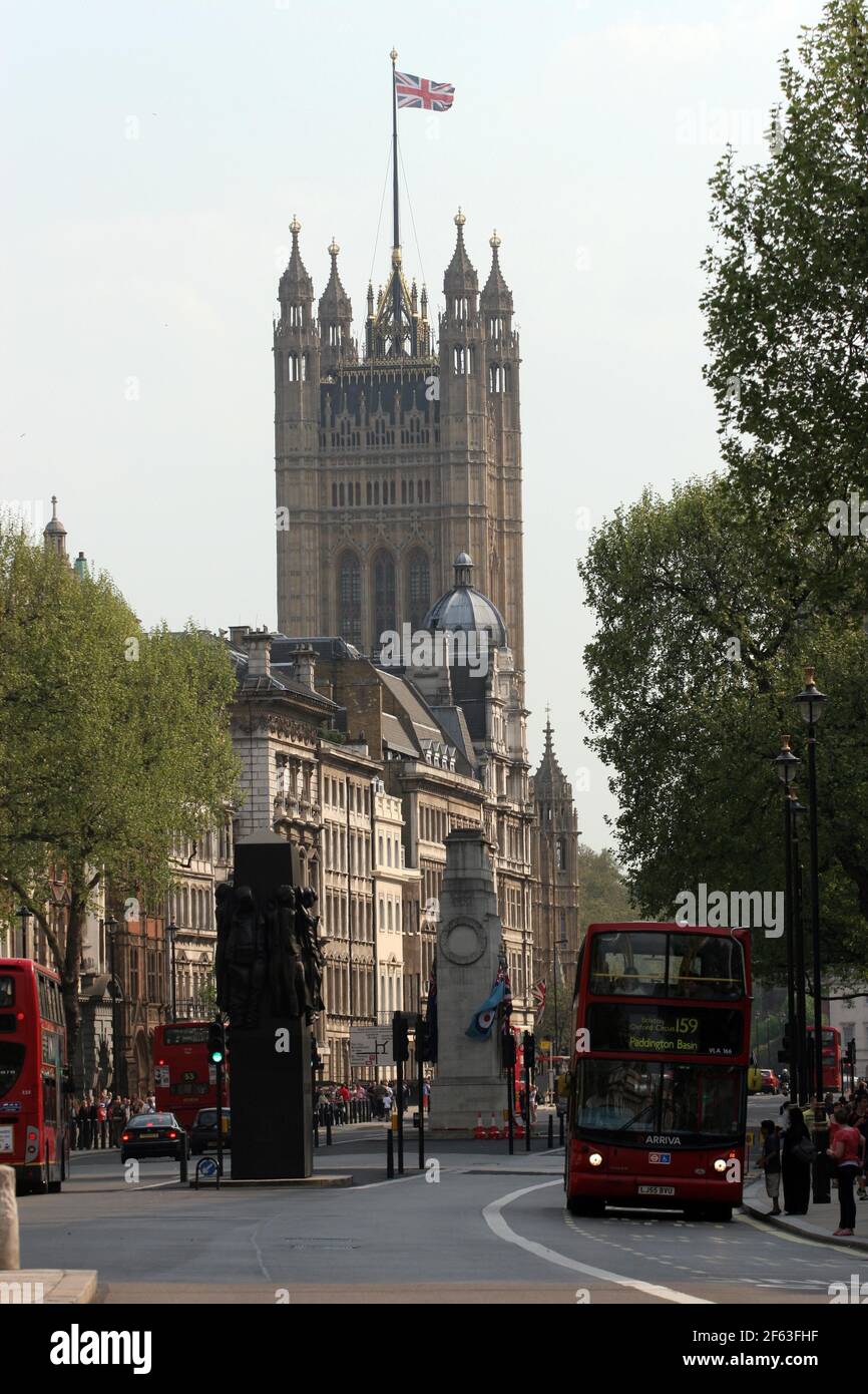 21. April 2011. London, England. Blick entlang Whitehall auf die Frauen des Weltkrieges 2 und Cenotaph war Memorial mit den Houses of Parliament in der Stockfoto