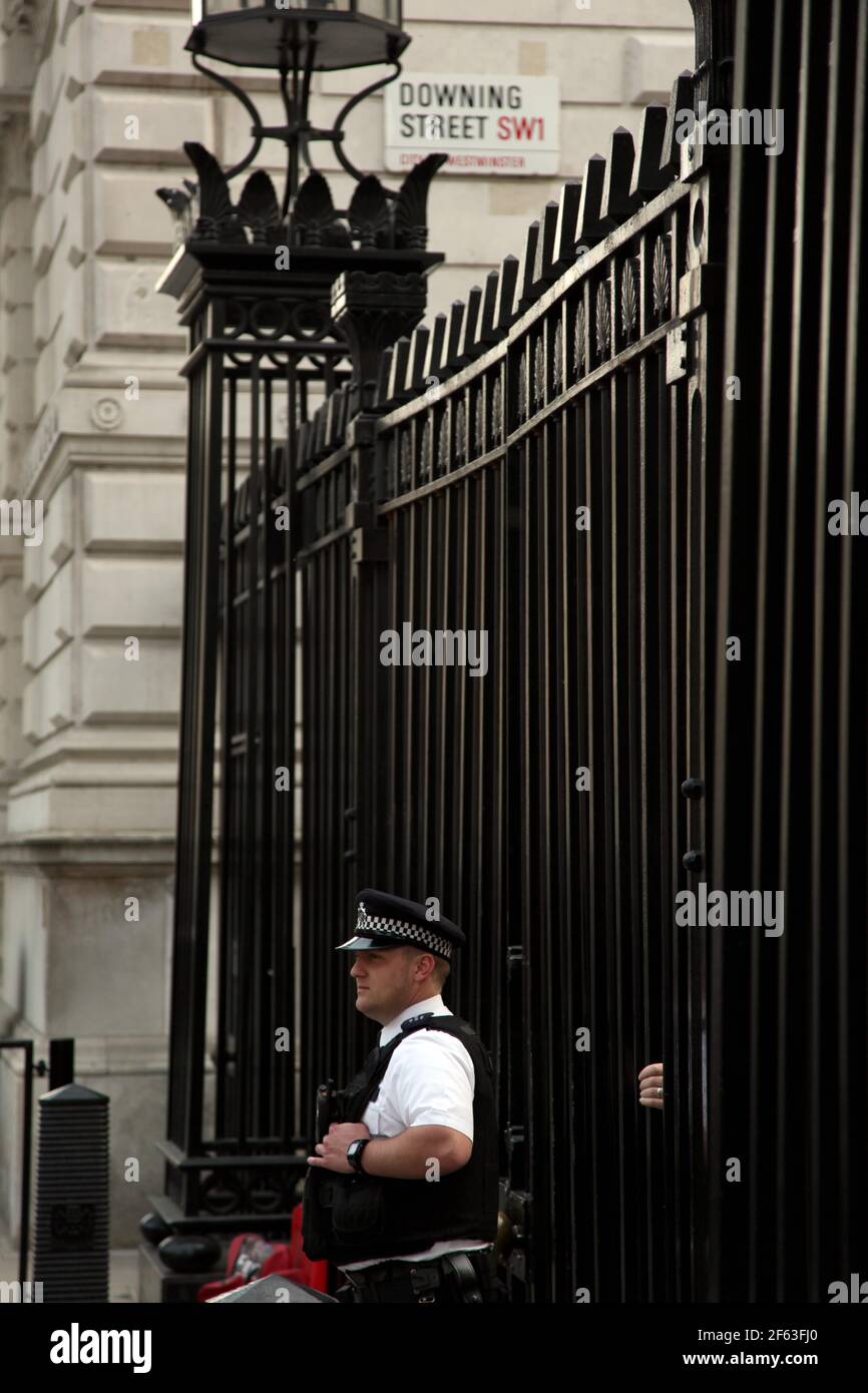 21. April 2011. London, England. Bewaffnete Polizisten bewachen den Eingang zur Downing Street in Whitehall. Foto Copyright ©; Charlie Varley/varleypix.com Stockfoto