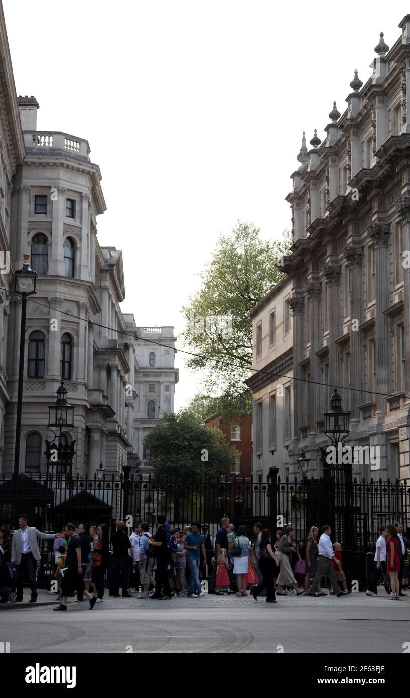 21. April 2011. London, England. Touristen halten an, um Fotos vom stark geschützten Eingang zur Downing Street in Whitehall zu machen. Foto Copyright ©; Char Stockfoto