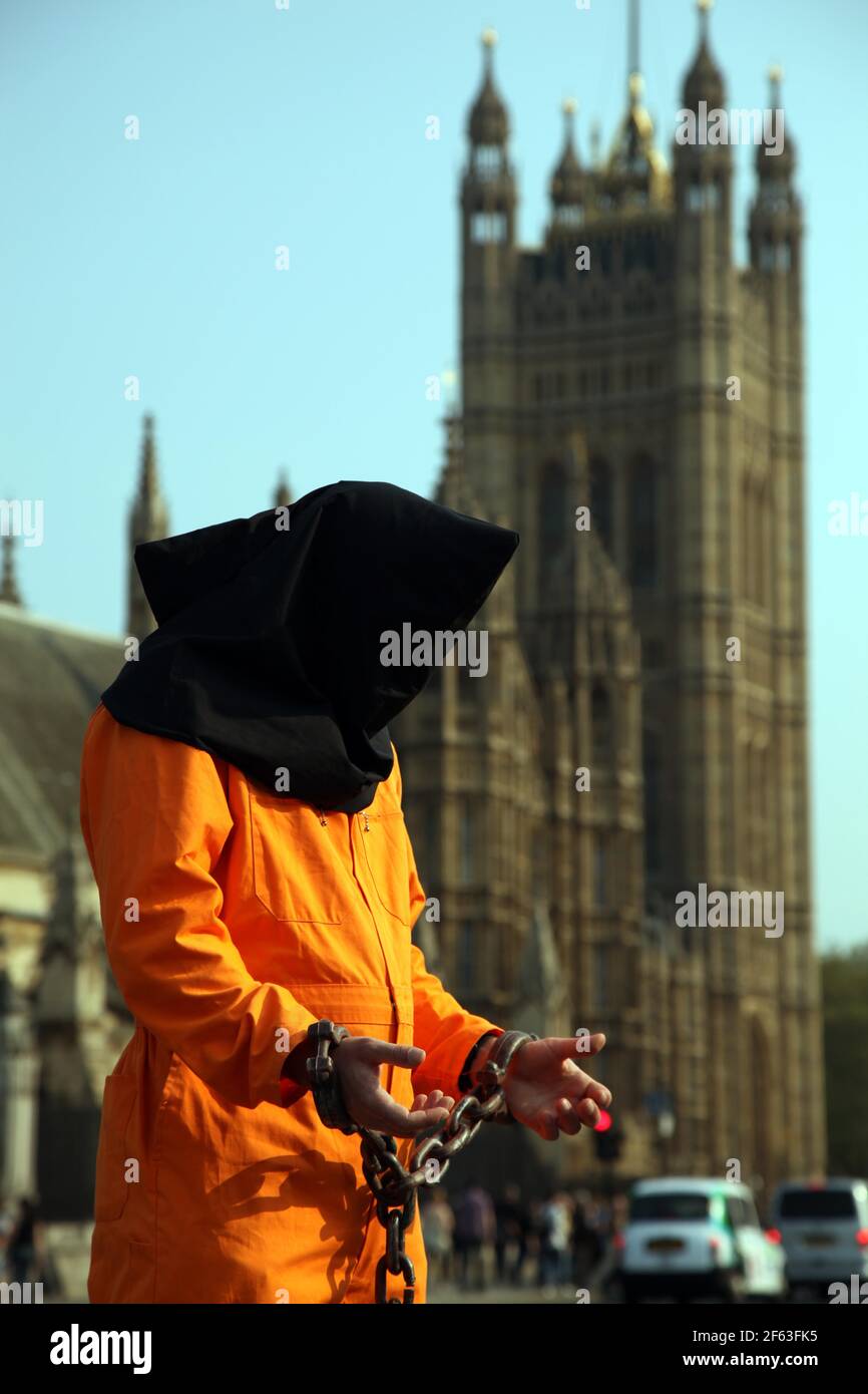 21. April 2011. London, England. Ein Guantanamo Bay Protestor steht vor Big Ben und die Houses of Parliament, Teil der königlichen Hochzeit Route die PR Stockfoto