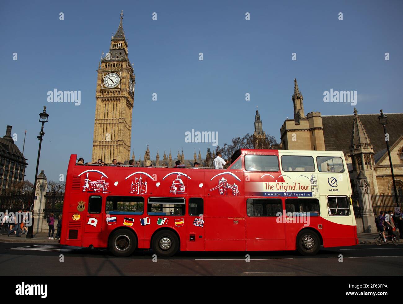 21. April 2011. London, England. Touristen mischen sich auf dem Parliament Square und vor Big Ben und den britischen Houses of Parliament als 'The Original Tour' d Stockfoto