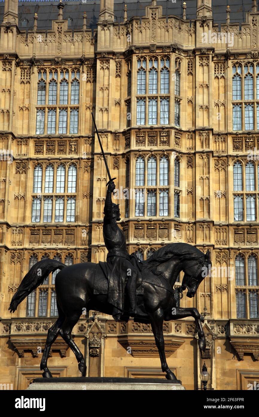 21. April 2011. London, England. Statue von Richard 1st vor dem britischen Parlamentsgebäude. Foto Copyright ©; Charlie Varley/varleypix.com Stockfoto