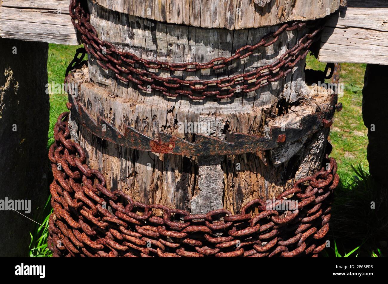 Rostige Kette und Eisenrachet auf einem alten hölzernen Ankerwinde, der in den Steinbrüchen im Durlston Country Park bei Swanage auf der Isle of Purbeck, Dorset, U verwendet wird Stockfoto