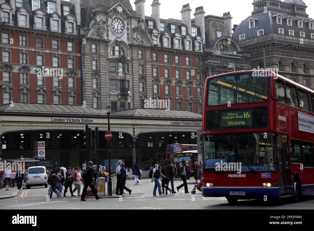 London, England, Victoria Station, U-Bahn, U-Bahn, Westminster Abbey, London Evening Standard, Tourismus, Pendler. Stockfoto