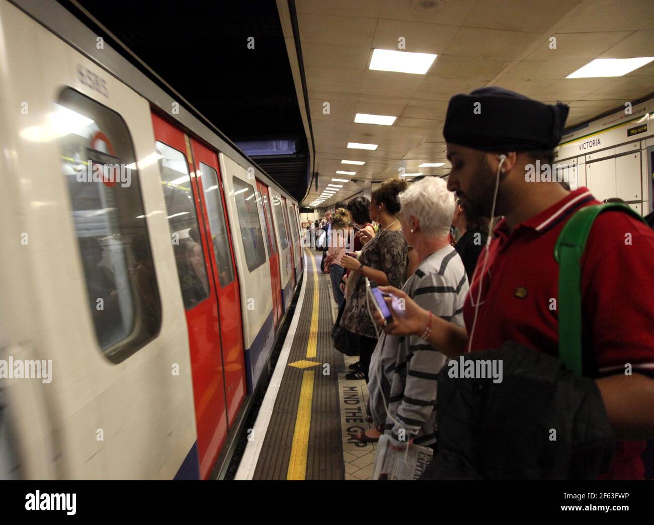 London, England, Victoria Station, U-Bahn, U-Bahn, Westminster Abbey, London Evening Standard, Tourismus, Pendler. Stockfoto