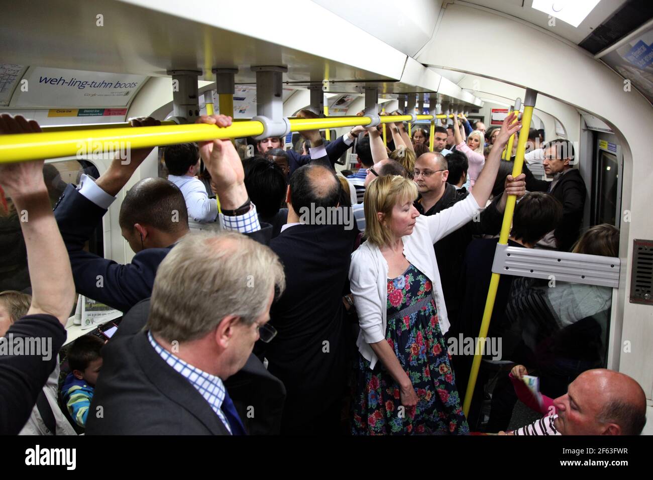 London, England, Victoria Station, U-Bahn, U-Bahn, Westminster Abbey, London Evening Standard, Tourismus, Pendler. Stockfoto