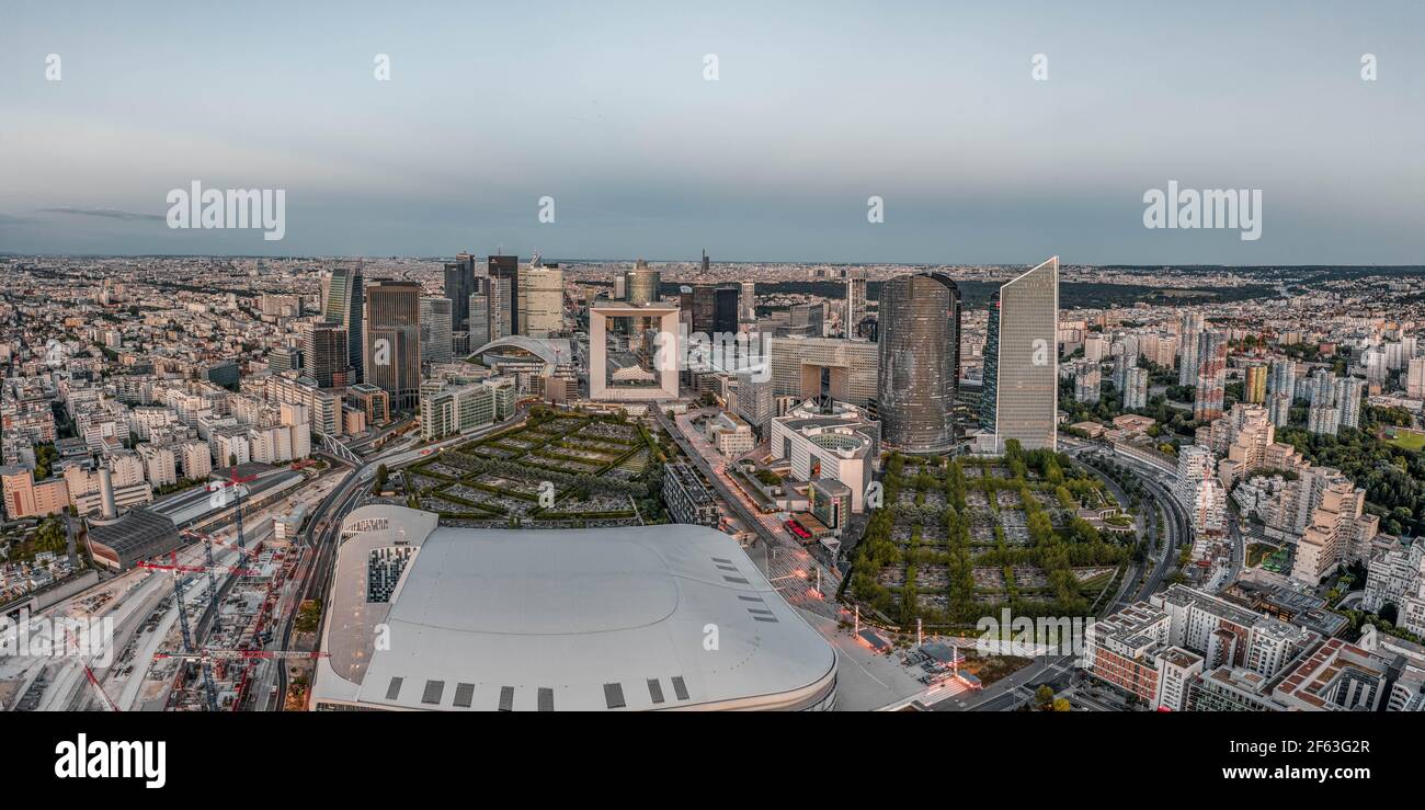 Paris, Frankreich - 20. Jun 2020: Panorama-Luftaufnahme von Wolkenkratzern in La Defense nach Pandemiesperre in der Abenddämmerung Stockfoto