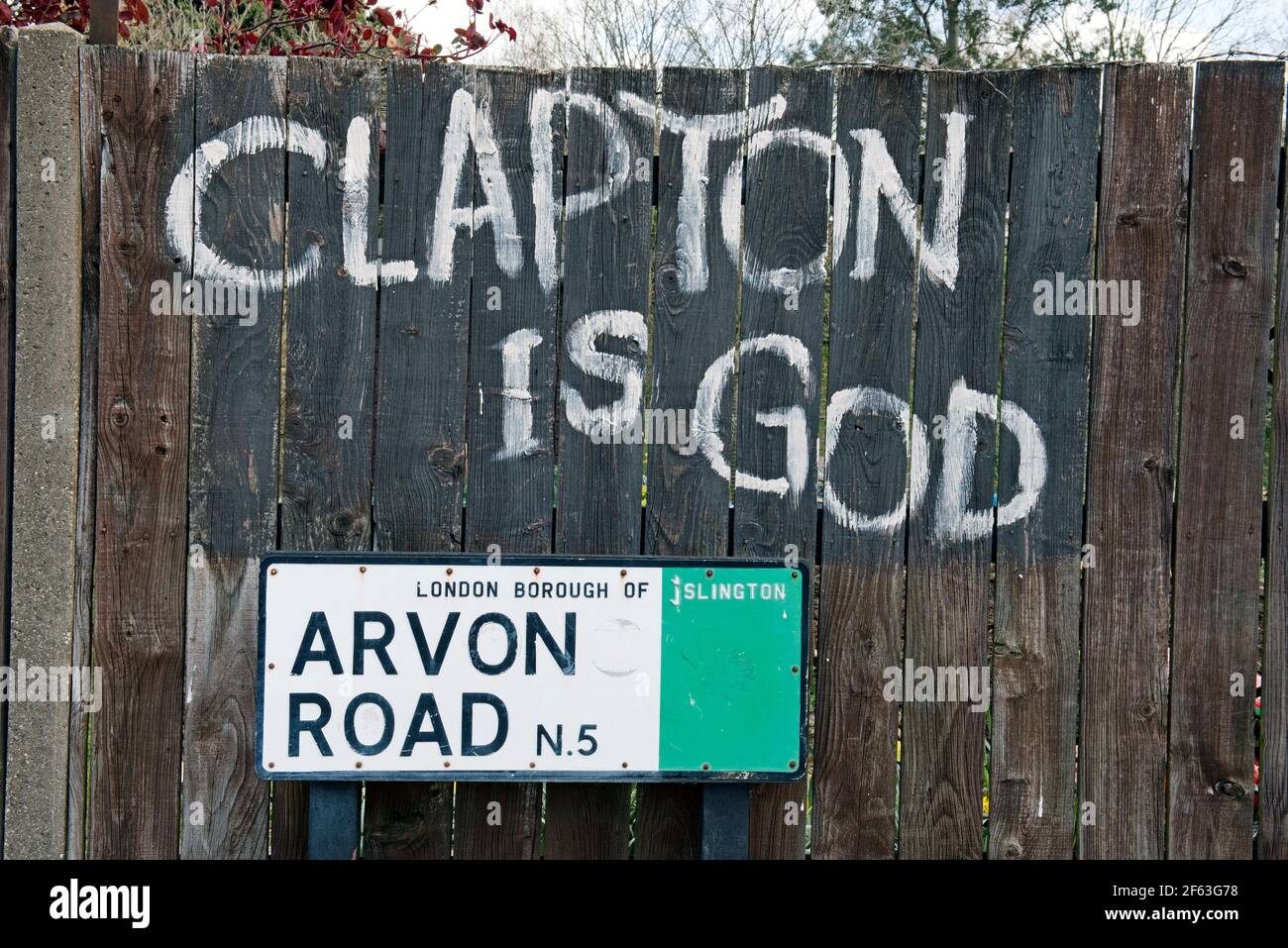 Clapton ist Gott Graffiti auf Zaun über Arvon Road Straße signieren Sie eine Kopie des Original-Graffiti weiter entlang gesehen Die Straße in den 60er und 1070er Jahren Stockfoto