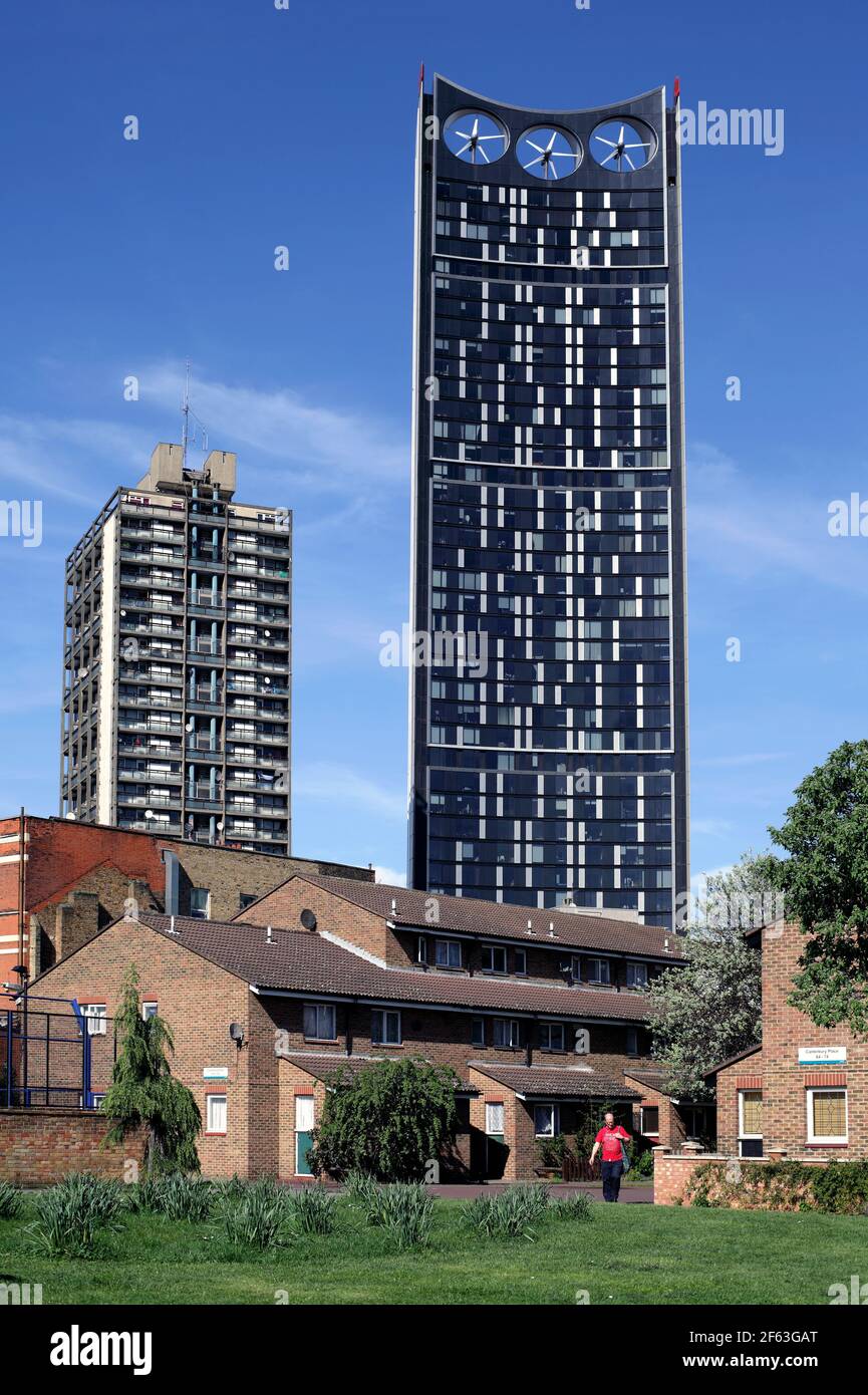 Das Strata-Gebäude überragt flache Wohnhäuser auf dem Newington Estate, Elephant and Castle, London. Beachten Sie die Windenergieanlagen oben am Turm. Stockfoto