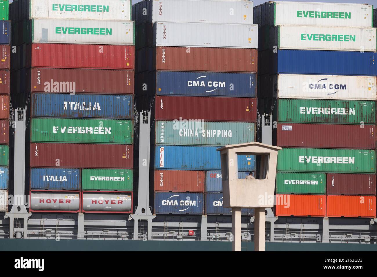 Suez, Ägypten. März 2021, 29th. Zeigt "ever given" Containerschiff, nachdem er am Montag, den 29. März 2021, vollständig vom Ufer des Suezkanals in Ägypten abtransportiert wurde. Suez Canal Authority das Schiff, ein Megaship von vier Fußballfeldern Länge, wurde wieder aufgeschwemmt und der Suez-Kanal wieder für den Verkehr am Nachmittag Funkenhilfe fast eine Woche nach dem riesigen Containerschiff stecken geblieben und blockiert eine wichtige Arterie für den globalen Handel. Foto von Karem Ahmed/UPI Kredit: UPI/Alamy Live Nachrichten Stockfoto