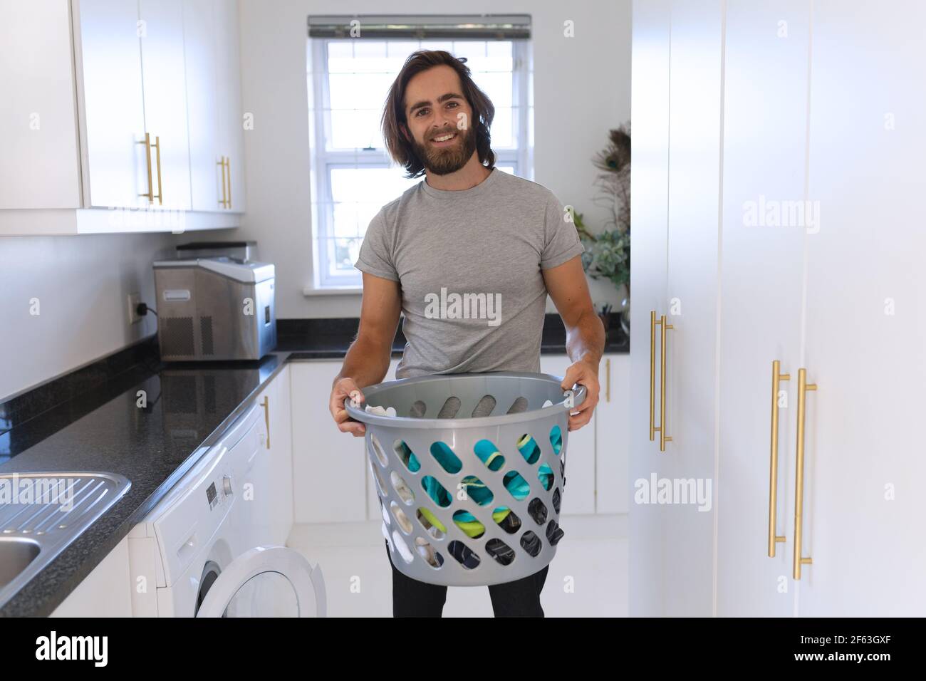 Porträt eines kaukasischen Mannes mit grauem T-Shirt und Wäsche Stockfoto
