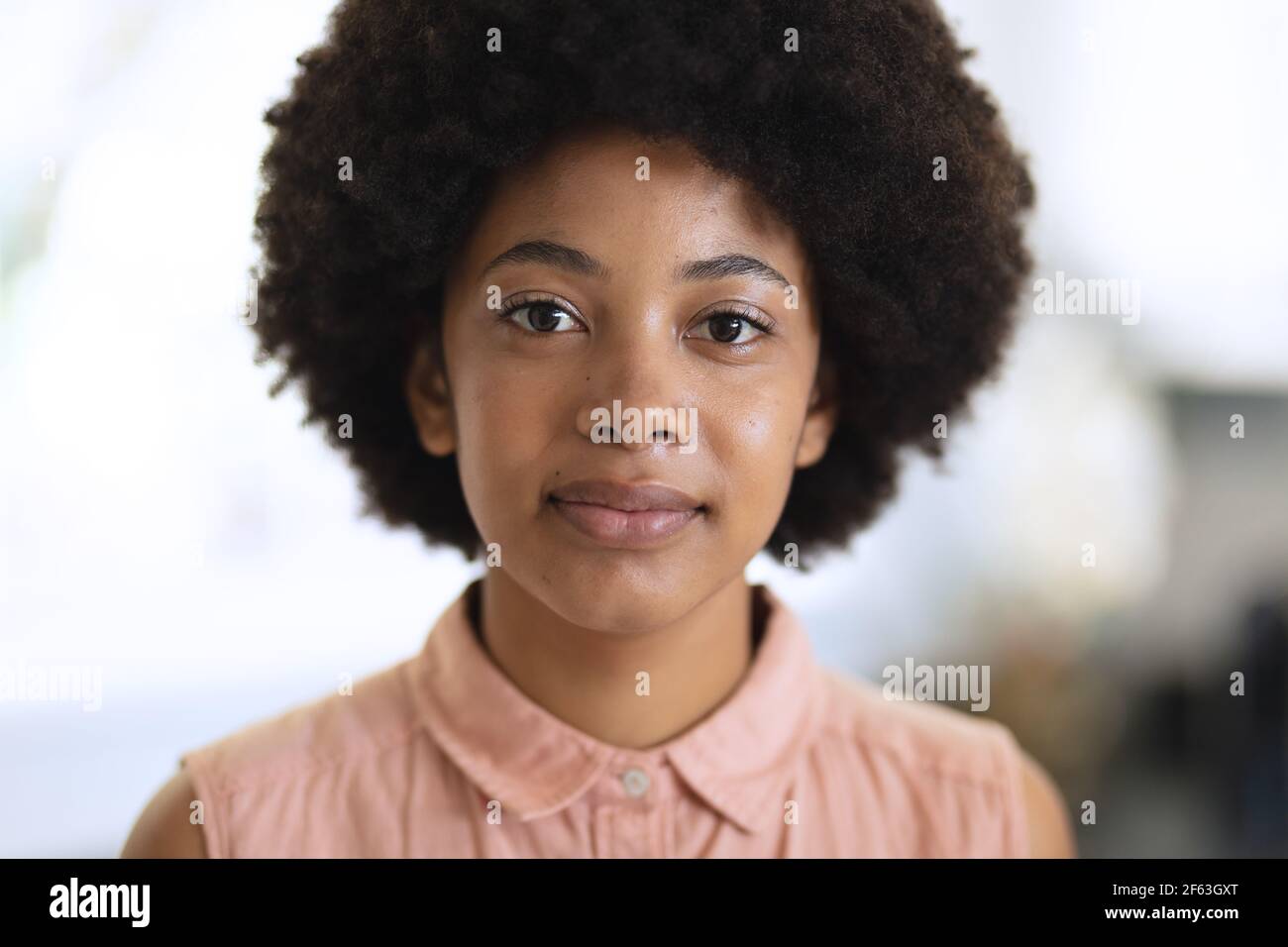 Porträt einer afroamerikanischen Frau, die die Kamera anschaut und lächelt Stockfoto