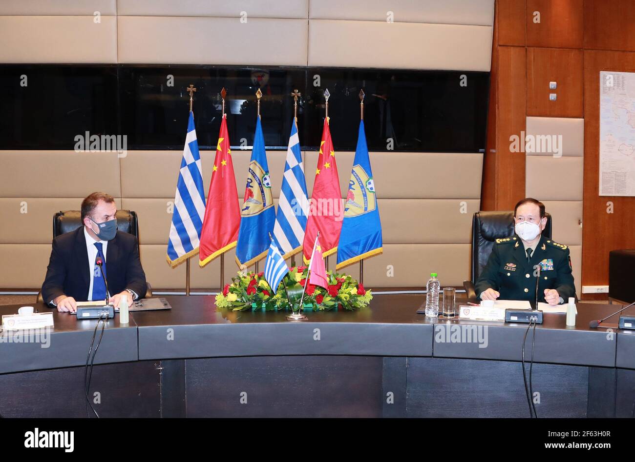 Athen, Griechenland. März 2021, 29th. Der chinesische Staatsrat und Verteidigungsminister Wei Fenghe (R) hält Gespräche mit dem griechischen Verteidigungsminister Nikos Panagiotopoulos in Athen, Griechenland, 29. März 2021. Quelle: Li Xiaowei/Xinhua/Alamy Live News Stockfoto